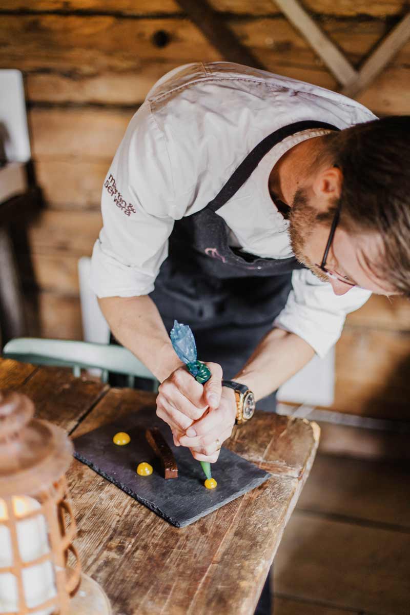 Peter lägger en dessert