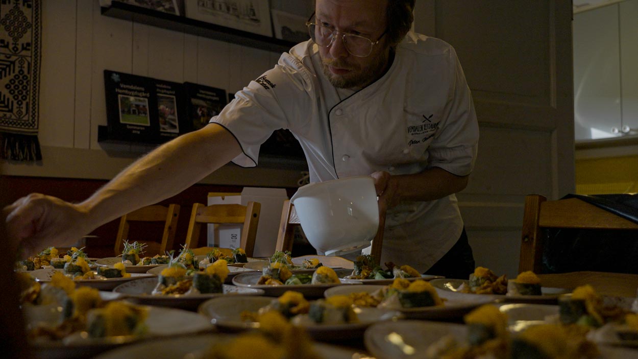 Peter lägger upp förrätt - Jämtland Catering